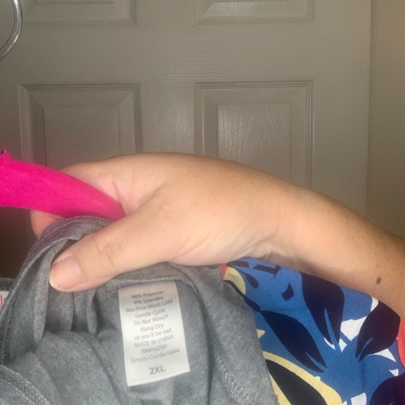 LulaRoe Randy Top Gray Floral Sleeves Sz 2X - Picture 4 of 4